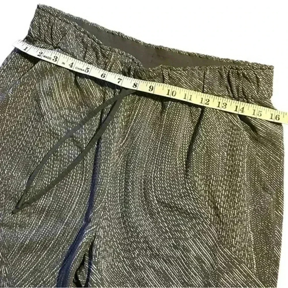 Women’s Lululemon Gray‎ patterned High Waisted Relaxed Crop pants Capris, Sz 10 - Picture 8 of 10